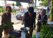 Alat Timbang Para Pedagang Rumahan di Sepanjang Jalan Dharma Praja, Dicek