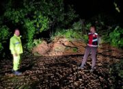 Jalan Batulicin – Lokasado Longsor, Camat Mantewe Sebut Arus Lalu Lintas Terhenti, Dua Kendaraan Terjebak