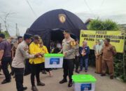 Serahkan Bantuan, Kapolres Tanah Bumbu Juga Berikan Motivasi dan Konseling Bagi Korban Kebakaran