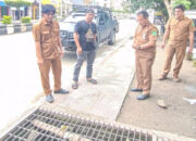 Wakil Ketua DPRD Tanbu, Said Ismail dan Kadis PUPR Tinjau Drainase Penyebab Banjir