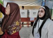 Petugas TPS Gunakan Costum Unik Layani Pemilih