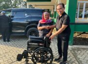 Peduli Disabilitas, Abah Zairullah Serahkan Bantuan Kursi Roda