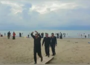 Pasca Himbauan Bupati, Ratusan Anak dan Warga Serbu Pantai Pagatan untuk Berenang