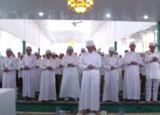 Sekda Tanah Bumbu Pimpin Salat Sunat pada Implementasi Serambi Madinah