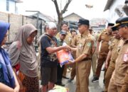 Sekda Serahkan Bantuan Korban Kebakaran Gang PLN Simpang Empat