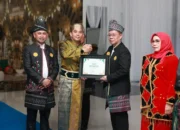 Bupati Tanah Bumbu Andi Rudi Latif Serahkan Penghargaan AKIP 2024 Kepada SKPD Berprestasi