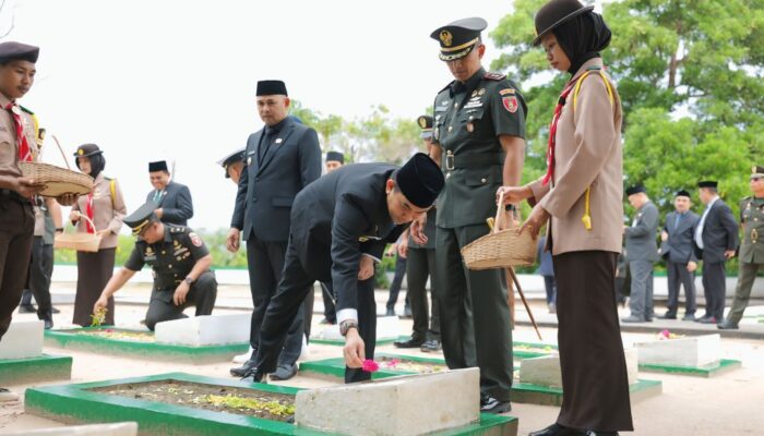 Bupati Tanah Bumbu Ziarah ke Makam Pahlawan