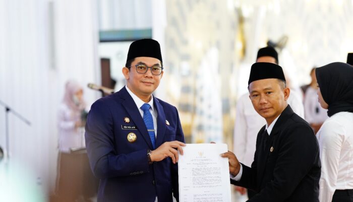 Bupati Andi Rudi Latif Serahkan SK Pengangkatan CPNS dan PPPK Tahun Formasi 2024 : Tegaskan Dedikasi dan Integritas