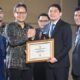 Bupati Tanah Bumbu Andi Rudi Latif Terima Sertifikat Eliminasi Malaria di APLMA ke-9