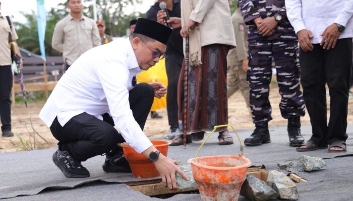 Bupati Andi Rudi Latif Letakkan Batu Pertama Pembangunan Ruang Kelas dan Asrama Santri Ponpes Salafiyah Al-Istiqamah Mantewe