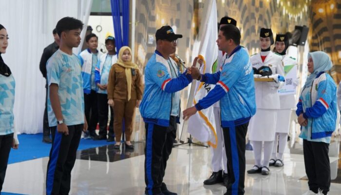 Siap Ukir Prestasi, Bupati Andi Rudi Latif Lepas Kontingen Tanah Bumbu Menuju PORPROV XII Kalsel